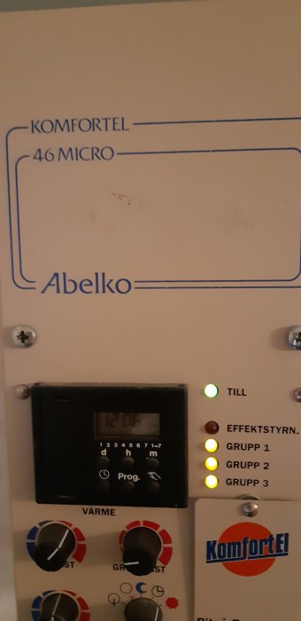 Del av en energispar-anordning med kontrollpanel, reglage och indikatorlampor i en hall från 70-talet.