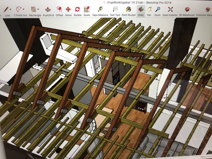 Skärmdump av ett 3D CAD-designprojekt som visar en byggnads träkonstruktion i SketchUp Pro.