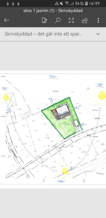 Tomtkarta med markerad husplacering, kompassriktningar och solläge för byggplanering.