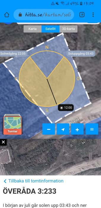 Satellitbild av en tomt markerad med solens position under dygnet, norrpil och tomtnummer.