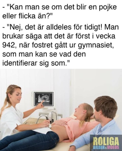 En gravid kvinna och en man skrattar medan en läkare visar ultraljudsbilden.