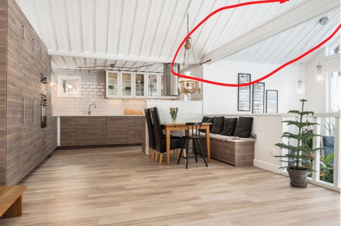 Interiör av ett modernt kök med takbjälkar markerade där utanpåliggande downlights ska installeras.