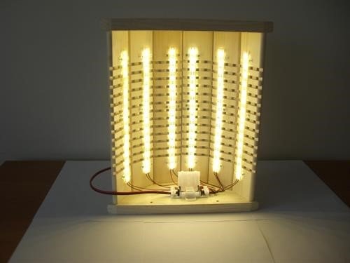 Experiment med LED-strip arrangemang på en trälåda visar ett eget ljusprojekt för hemmabruk.