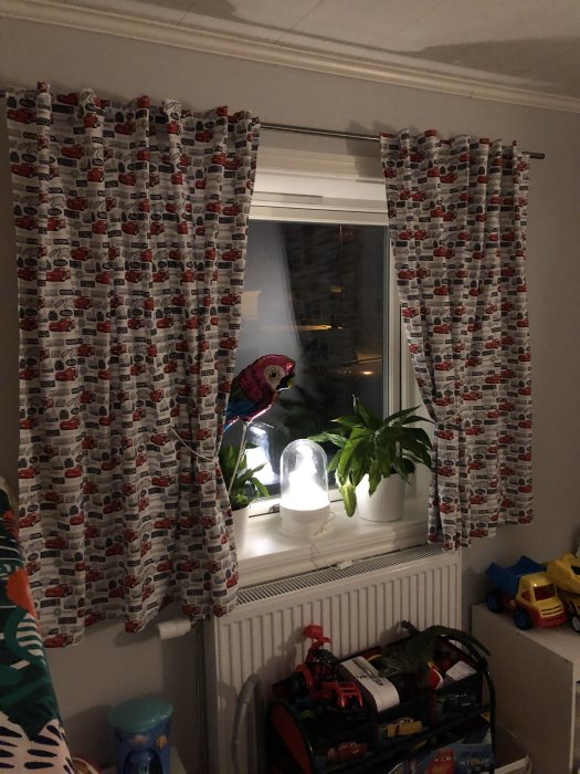 Nyinstallerad fönstersmyg synlig bakom gardiner med leksaker på fönsterbrädan och i förgrunden.