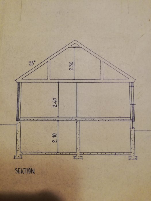 Sektionsritning av ett 1.5-planshus med markerade mått och takvinkel.