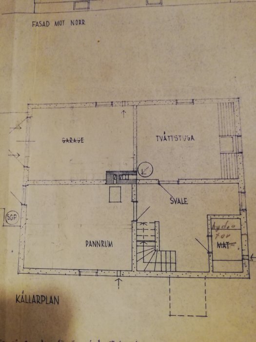 Ritning av en källarplan med garage, tvättstuga, pannrum och svale.