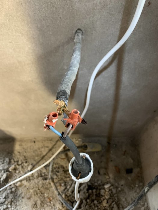 Blymantlad tvåledarkabel från vägg övergår till en tredelad kabel, där en ledare ligger utanför manteln.