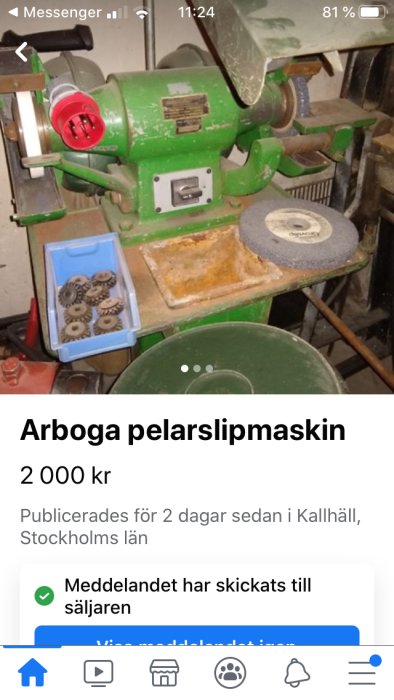 Grön Arboga pelarslipmaskin till salu på verkstadsgolv med slipsten och extra blad.