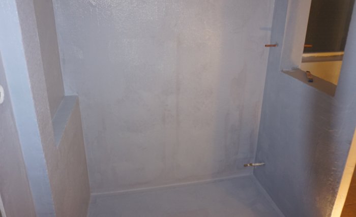 En källare under renovering med isolerande Jackon-skivor installerade och förberedda för tätskikt.