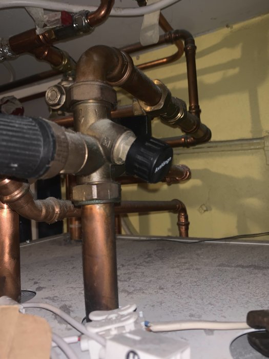 Kallvattensavstängningsventil som eventuellt är felmonterad under en diskbänk.