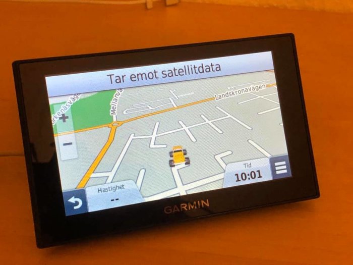 Nybytt skärm på en Garmin GPS som visar kartan och meddelande om att den tar emot satellitdata.