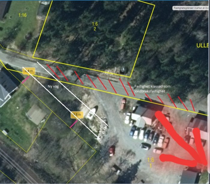 Flygbild över en fastighet med markerade gränser och en ny väg, angivelse av jordbruksfastighet och parkerade fordon.