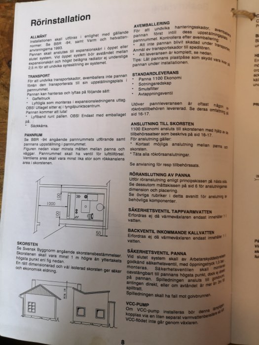 Instruktionssida för rörinstallation med textbeskrivningar och två ritningar; en av en panna med mått och en av en husfasad med skorsten.