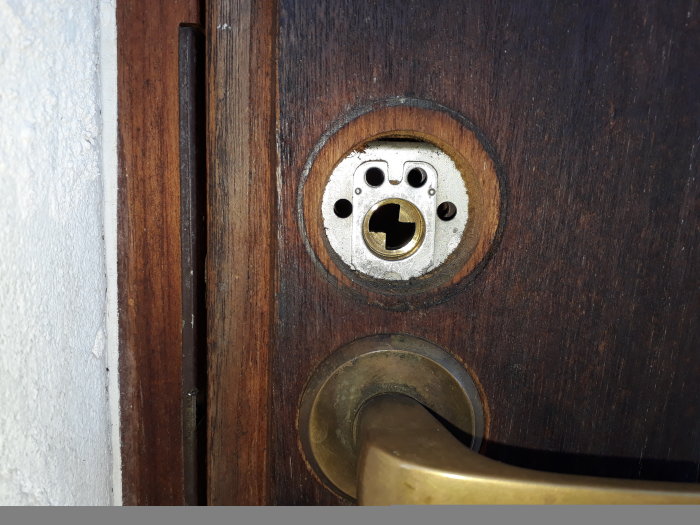 Närbild av en befintlig dörrkista med traditionellt nyckelhål och ett dörrhandtag.