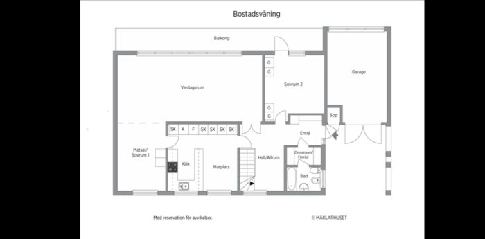 Ritning över bostadsvåning med rumsetiketter inklusive vardagsrum, kök, sovrum och garage.