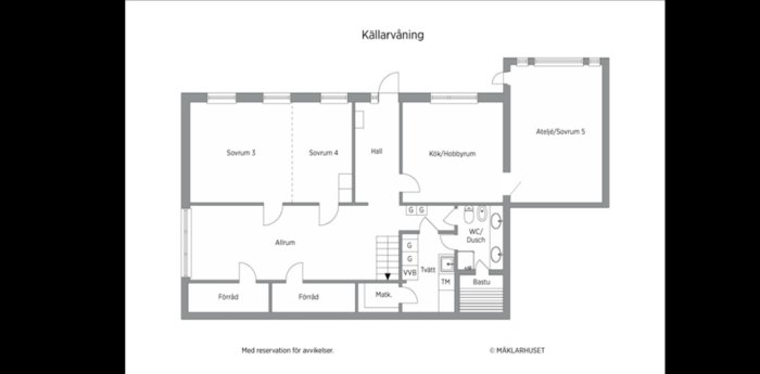 Planritning av en källarvåning med sovrum, allrum, kök/hobbyrum, förråd och bastu.