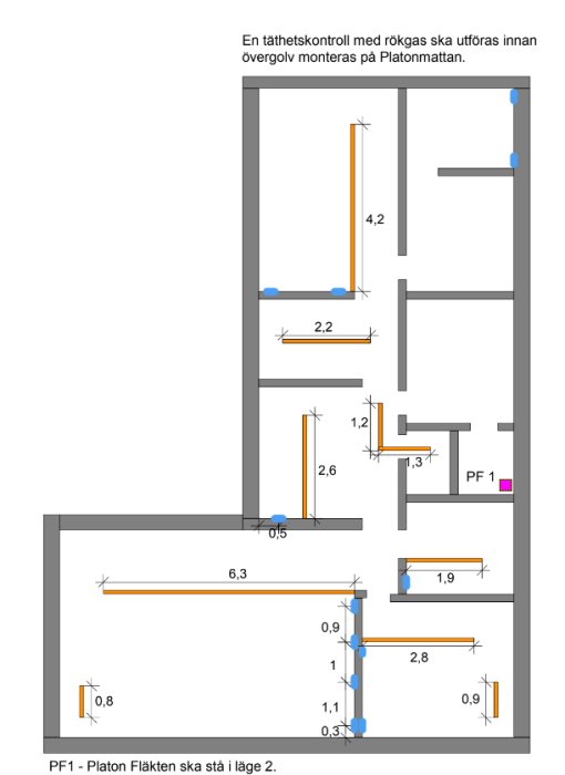 Dimensioneringsritning för golv med orange fogband, blåa luftintag, och lila fläkt enligt mekanisk ventilationsplan.