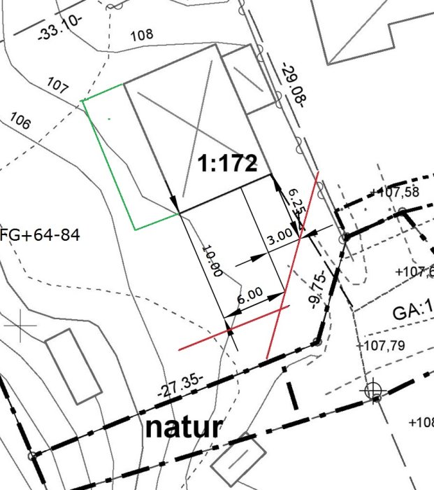 Situationsplan med två förslag på husplacering, röda linjer markerar 4m avstånd från tomtgräns, norr är uppåt.