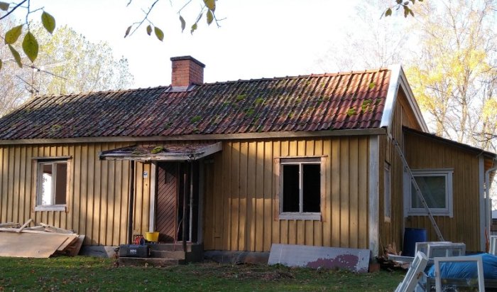 Ett slitet hus med trasigt tak och borttagna fönster inför rivning.