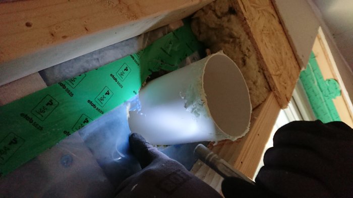 Installation av tilluft-ventil med dålig tätning och synligt fogskum vid vindduk och diffspärr.