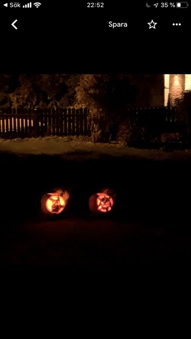 Två Halloween-pumpor utsmyckade som Pikachu och Gengar från Pokémon, belysta inifrån på kvällen.