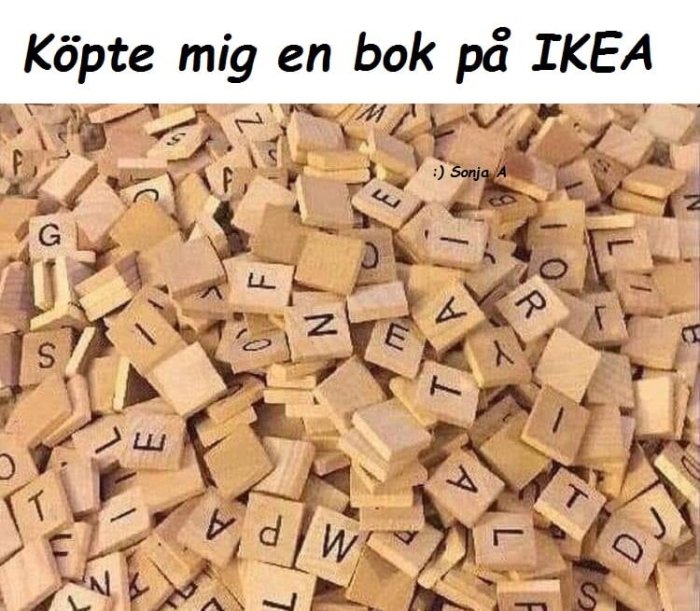 Högen av träbitar med utskurna bokstäver på en yta, skämtsamt refererade till som "en bok köpt på IKEA".