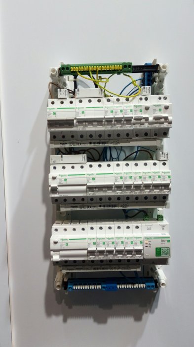 Elskåp med Schneider Power Tag energisensorer och säkringar vid en elmässa, felkopplat enligt inlägget.
