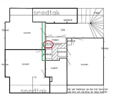 Ritning av en våningsplan med markerad murstock, röd ring och grön linje som föreslagen vägg.