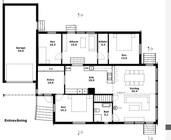 Arkitektritning av enplanshus med markerade rum som garage, kök, toalett och vardagsrum.