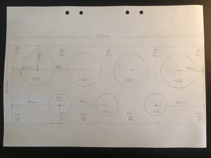 Handritad teknisk skiss med mått och detaljer för en komponent med gängade hål.