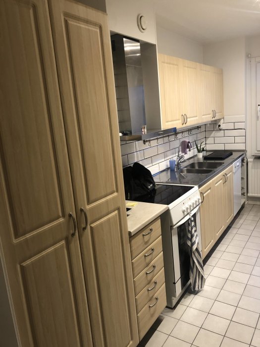 Kök med originalstommar från 70-talet och luckor från ca 2014-15, förberett för renovering.