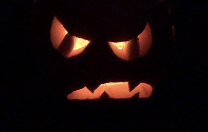 Upplyst halloweenpumpa med skrämmande ansikte urgröpt för att spara och återanvända.