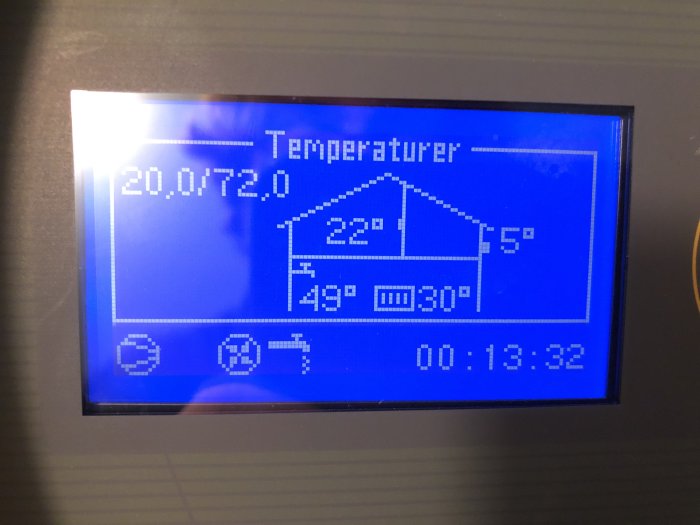 Digital termometer som visar inomhus- och utomhustemperatur med tid och datum.