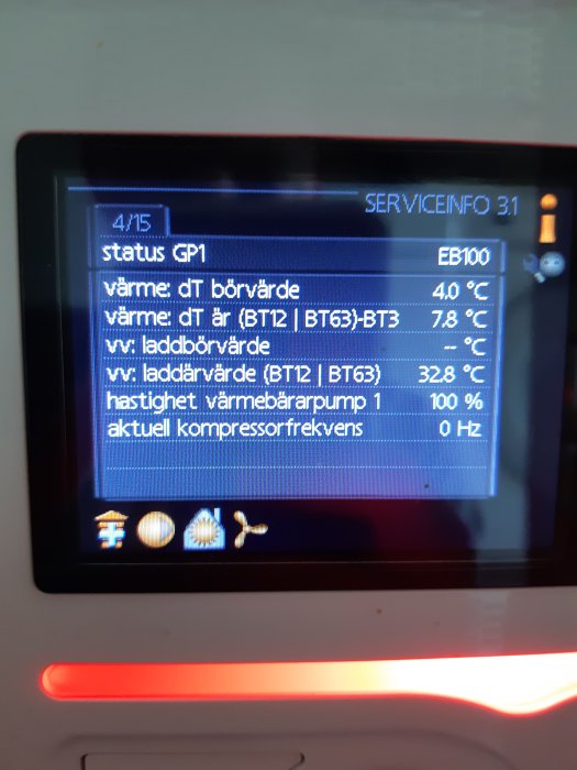 Display på värmepump med statusinformation och larm för korta drifttider på kompressor.