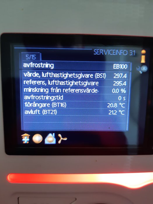 Display på en värmepump som visar serviceinformation och värden för avfrostning och lufttäthet.
