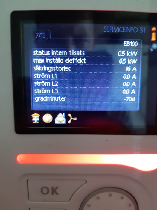 Display på värmepump med felmeddelande och inställningsstatus, indikerar problem med systemet.