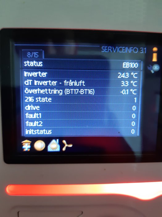 LCD-display på en Nibe värmepump som visar serviceinformation och felmeddelanden.