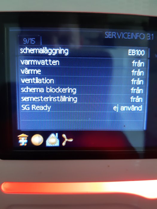 Digital display av en värmepumps kontrollpanel med menyalternativ och varningsmeddelande.