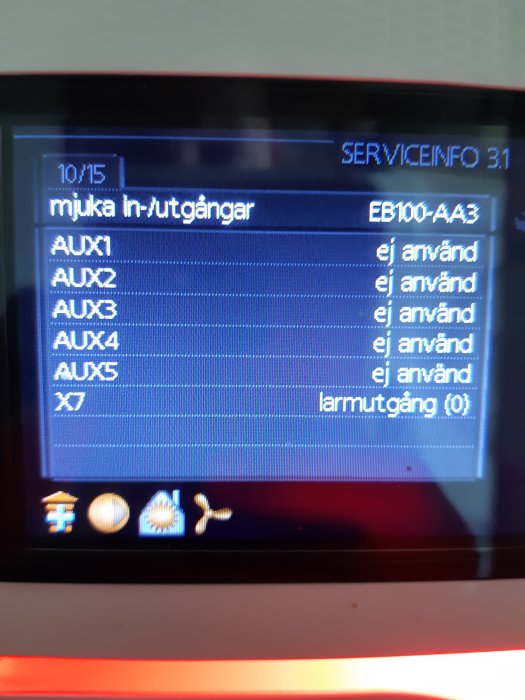 Display på värmepump med servicemeny, visar larm för "korta drifttider för kompressor".