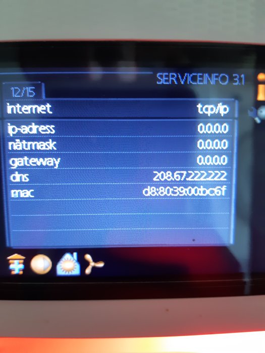 Skärmbild av värmepumpens serviceinformation med nätverksinställningar och tomma IP-adressfält.