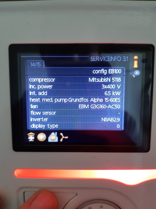 Värmepumpsdisplay visar serviceinformation med tekniska specifikationer och inställningsvärden.