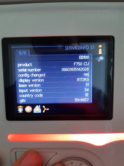 Närbild av en värmepumps display som visar serviceinformation, inkluderat produkt- och serienummer.