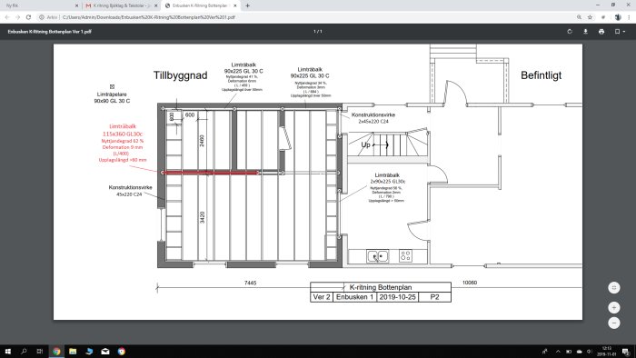Arkitektonisk ritning av bottenvåning med mått och bjälklag, markerad balk i rött indikerande en planerad konstruktion.