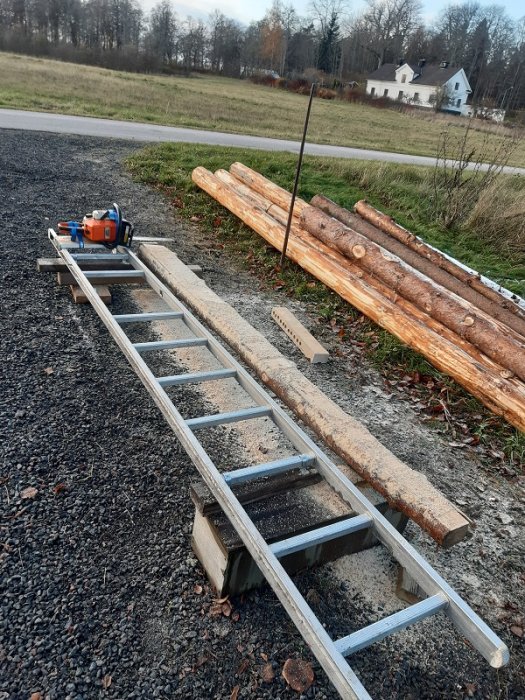 Hemmagjord såganordning med motorsåg och aluminiumstege för att klyva stockar.