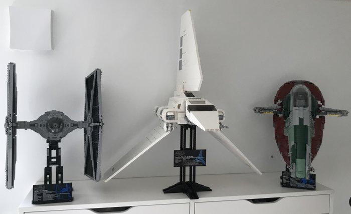 Modellbyggsatser av Star Wars-rymdskeppen X-wing, Imperial Shuttle och Slave I på en hylla.