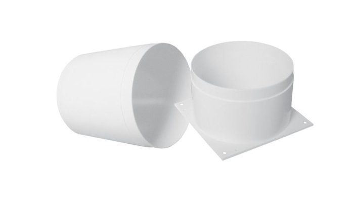 Vit ventilationsrör och stos för genomföring genom vägg.