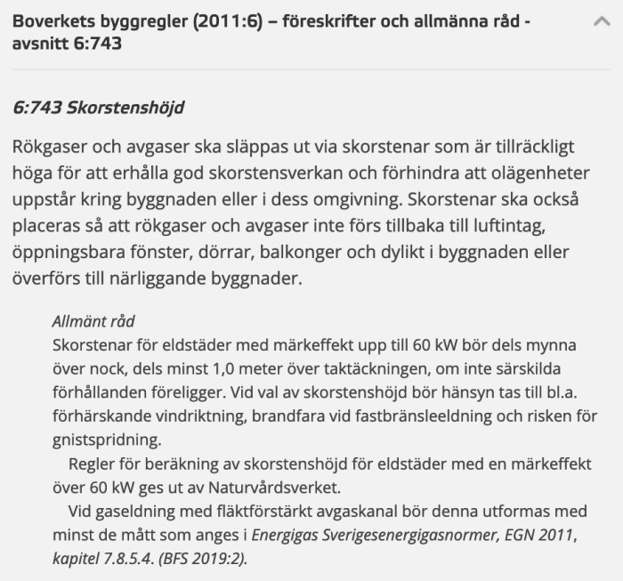 Skärmbild av text från ett inlägg som förklarar Boverkets byggregler kring skorstenshöjd enligt avsnitt 6:743.