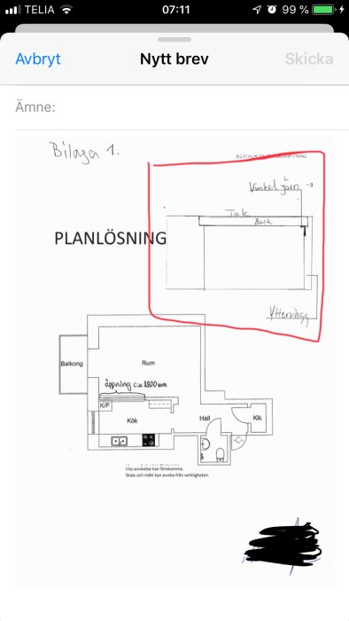 Skärmbild av ett mejl med en planlösning av en lägenhet, markerad väggöppning inringad i rött som föreslagen av byggingenjör.