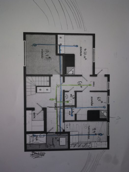 Ritningsplan över ett hus med markerade FTX-kanaldragningar och placering av FTX-aggregat i pannrummet.