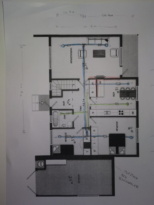 Ritning av husplan med markerade FTX-kanaler, färgkodning för olika zoner och notering om att en vägg är borttagen.